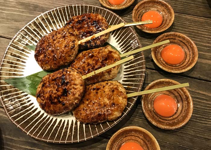 Plato de brochetas japonesas con salsa Japanese Skewer Platter with Sauce
