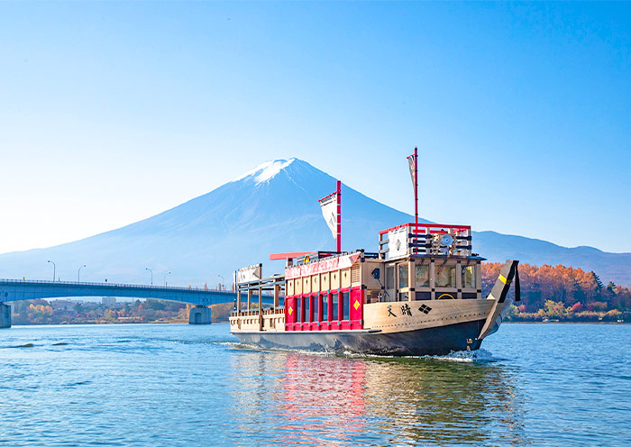 Un crucero en el lago Kawaguchi A lake cruise on Lake Kawaguchi