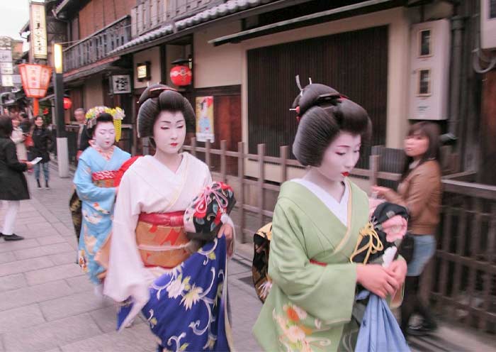 Gion (el famoso barrio de geishas de Kyoto) Gion (Kyoto's famous geisha district)