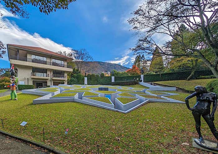 El primer museo de arte al aire libre de Japón con esculturas. Japan's first outdoor art museum with sculpture