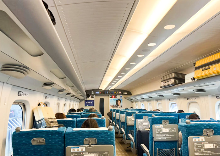 ASENTAMIENTO CONFORTABLE EN LOS TRenes BALAS SHINKANSEN Comfortable Seating on Shinkansen Bullet Trains