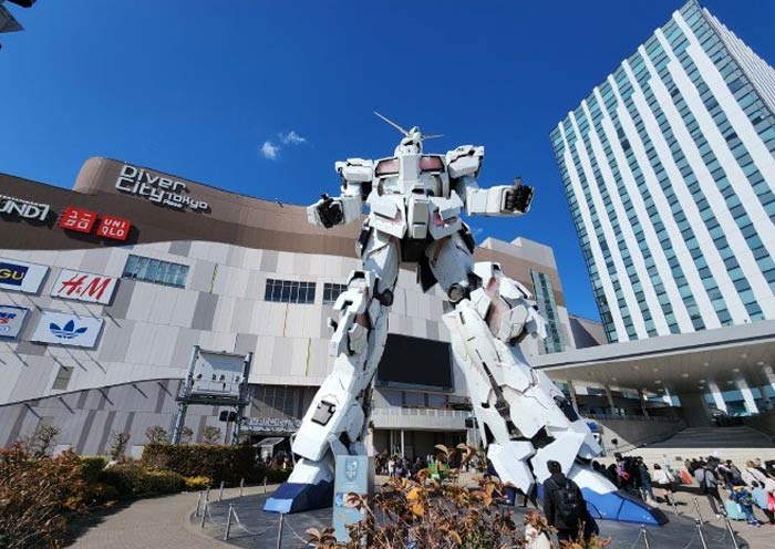 La enorme escultura Gundam en Odaiba, Tokio The huge Gundam sculpture in Odaiba, Tokyo
