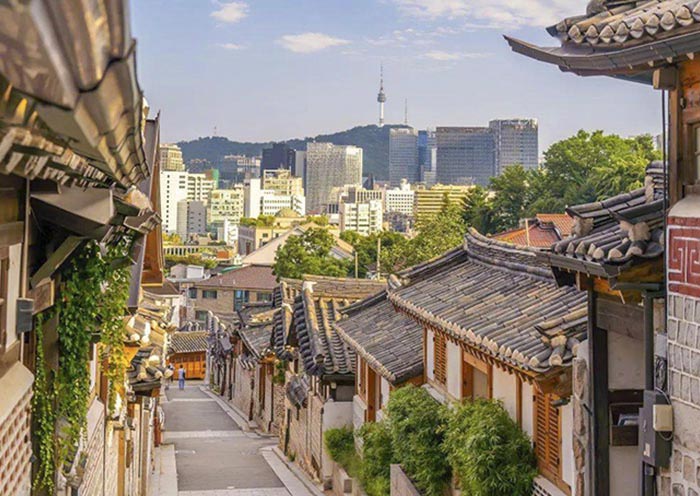 Paseo por el Pueblo de Hanok de Bukchon Stroll through Bukchon Hanok Village
