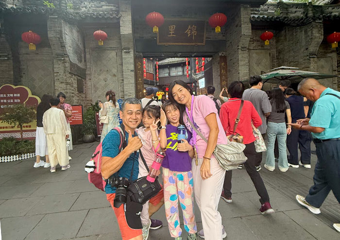 Stroll Leisurely along Jinli Street at Night