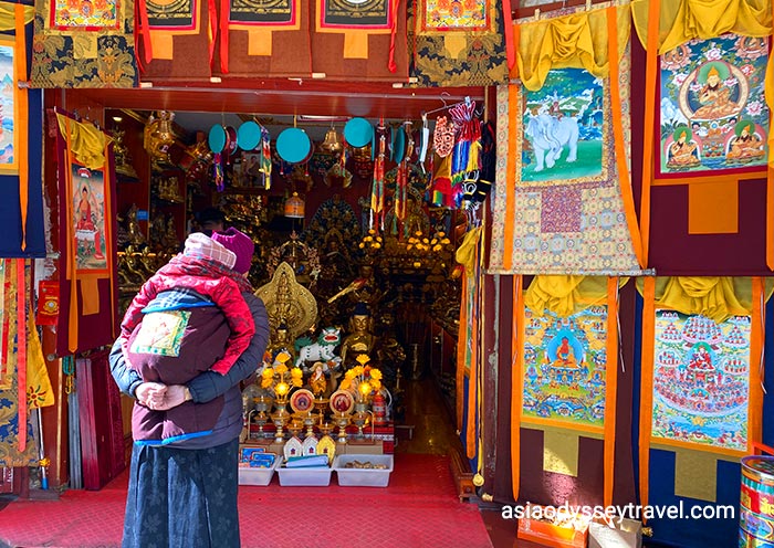 Tienda tibetana destacada en la calle Barhkor Lhasa Barhkor Street