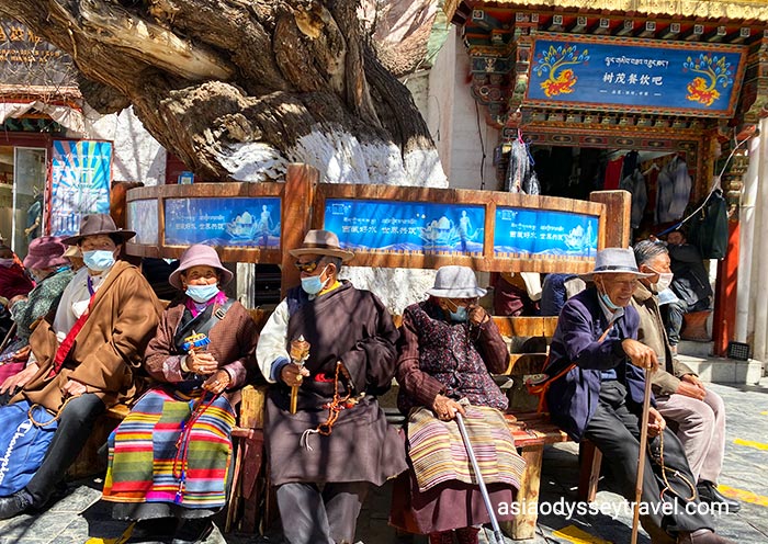 Los tibetanos locales se toman un descanso en la calle Barhkor. Lhasa Barhkor Street