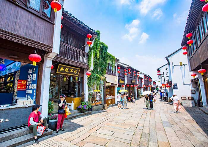 Take leisure stroll along Shantang Street