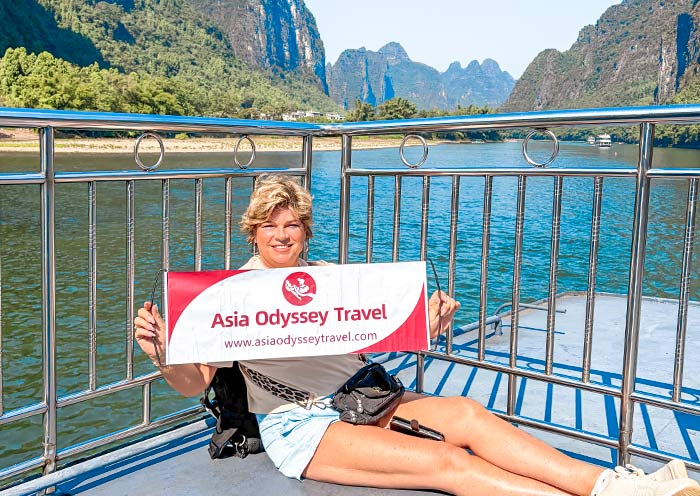 Clientes de AOT navegando por el río Li en Guilin