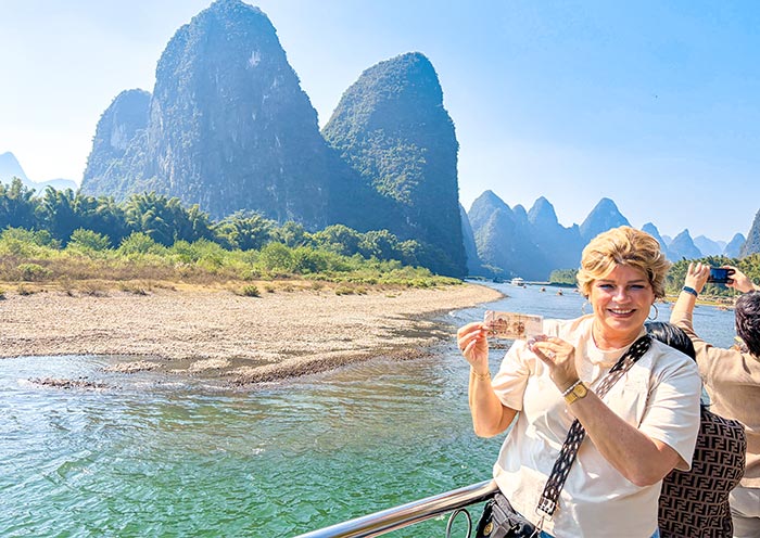 Invitados de AOT disfrutando las vistas del Río Li