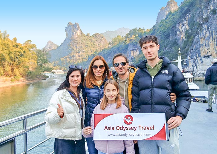 Familias de AOT navegando por el Río Li en Guilin