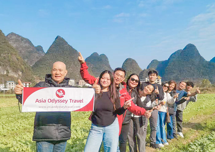 Clientes de AOT recorriendo la campiña de Yangshuo