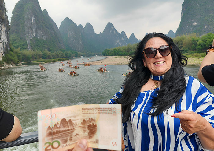 Draw out a 20-yuan note and compare it