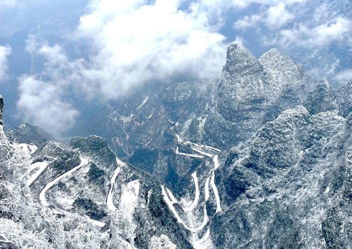 La carretera nevadas de la Montaña Tianmen