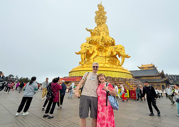 estupa-de-jinding-en-monte-emei-700-1.jpg