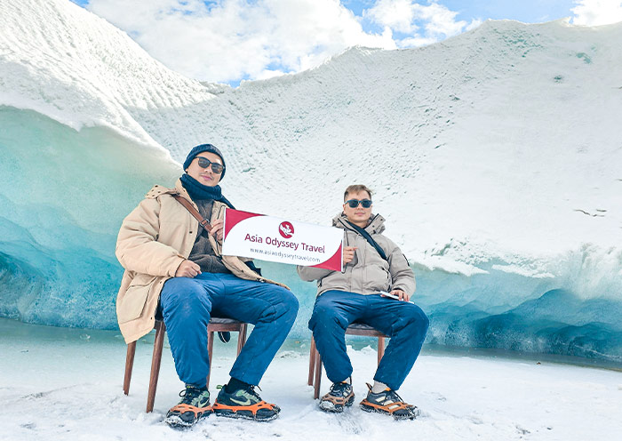 Nuestros Huéspedes en el Glaciar Laigu Our Guests at Laigu Glacier