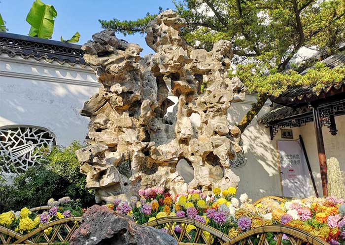 Nine Lions' Peak in the Courtyard