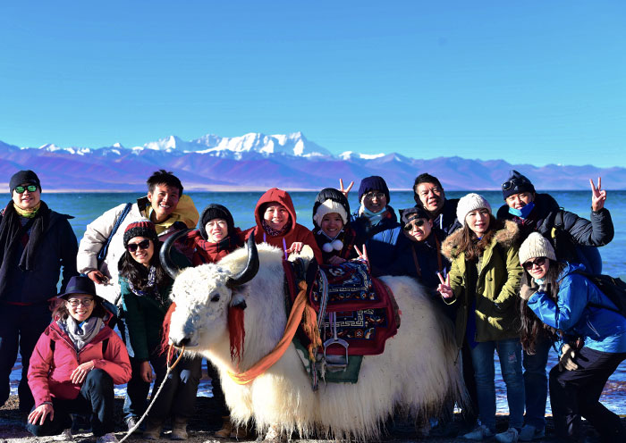 Nuestros huéspedes se hicieron una foto con un yak Namtso Lake in Tibet