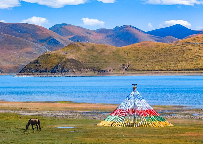 Vista de verano del lago Yamdrok Tibet Yamdrok Lake