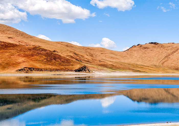 Vista de otoño del lago Yamdrok Tibet Yamdrok Lake