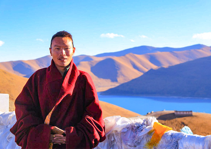 Monjes tibetanos visitaron el lago Yamdrok Tibet Yamdrok Lake