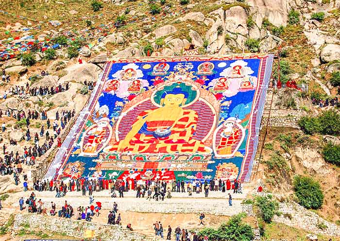 Disfruta del Festival Shoton en agosto en el Monasterio de Drepung. Lhasa Drepung Monastery