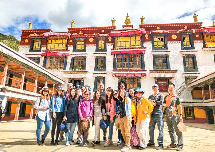 Un gran grupo de nuestros huéspedes visitó el Monasterio de Drepung. Lhasa Drepung Monastery
