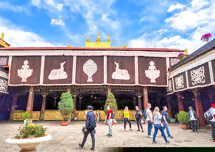Nuestros queridos huéspedes visitaron el Templo Jokhang en Lhasa. Lhasa Jokhang Temple