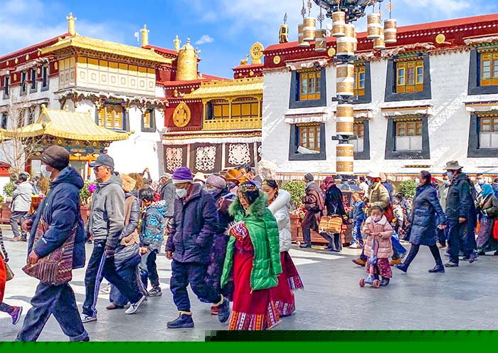 Los tibetanos locales dan la vuelta al Templo Jokhang Lhasa Jokhang Temple