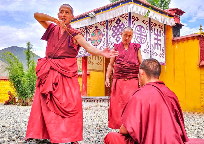 Escena diaria del debate en el Monasterio de Lhasa Sera Lhasa Sera Monastery