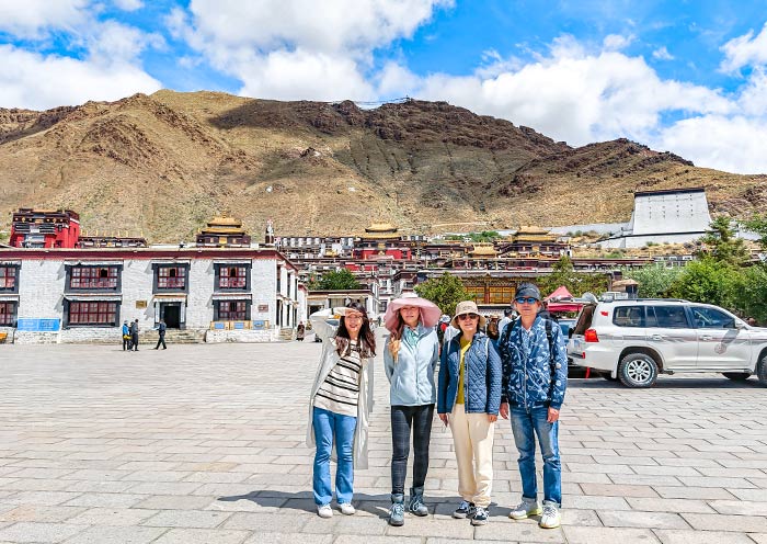 Nuestros huéspedes visitaron el Monasterio Tashilhunpo en Shigatse (Tíbet) Tashilhunpo Monastery in Shigatse Tibet