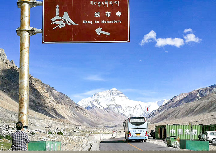 Road to Rongbu Monastery