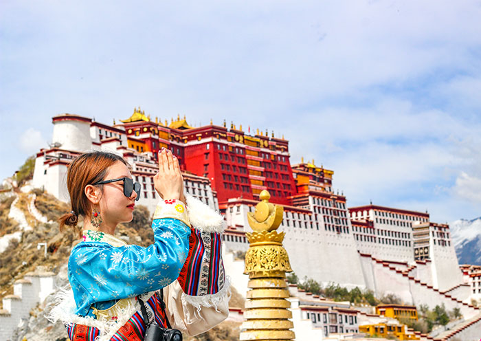 Nuestro querido huésped visitó la Colina Yaowang para disfrutar de la vista del Palacio Potala. Lhasa Potala Palace