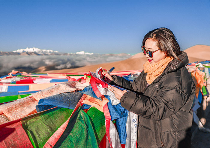 Nuestros queridos huéspedes escribieron deseos en las banderas de oración. Gyawu La Pass in Tibet for Mount Everest View