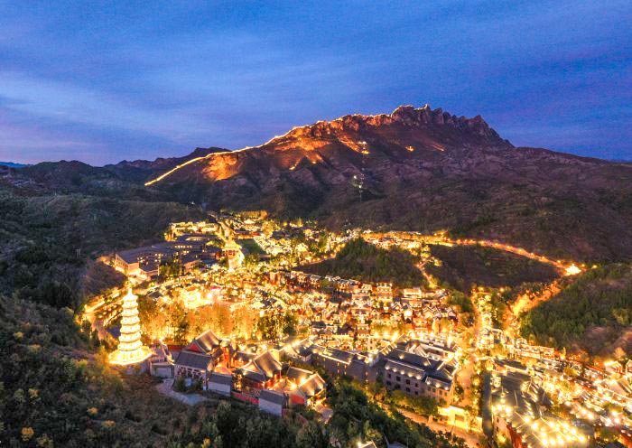 La Vista Nocturna de la Gran Muralla en Simatai