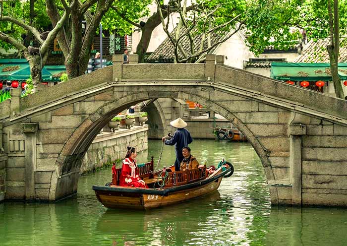  Glimpse the daily life of the locals when touring Tongli