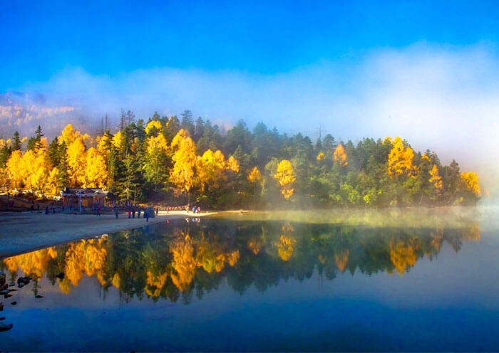Impresionante Vista de Otoño en Mugecuo Breathtaking Autumn View of Mugecuo
