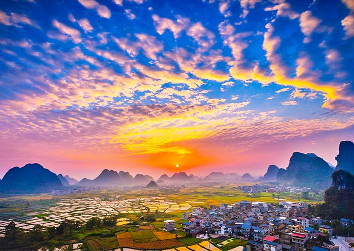Enjoy Panoramic View of Guilin Rice Terraces
