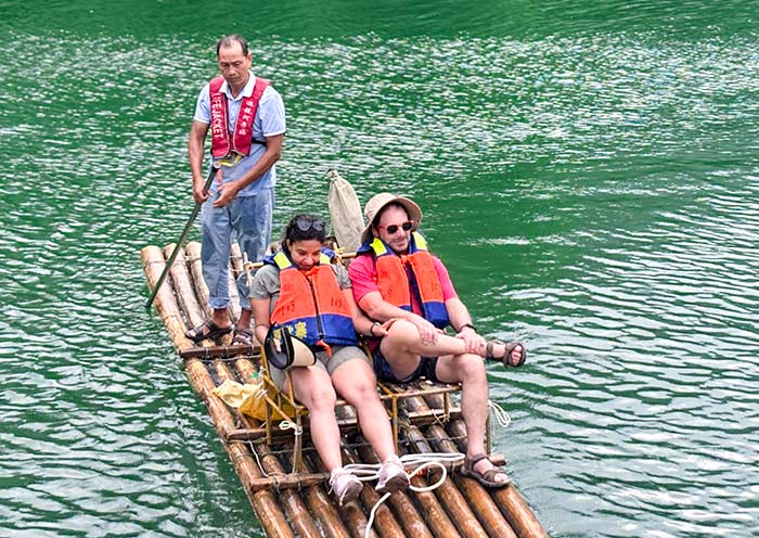 Relajación en balsas de bambú del río Yulong