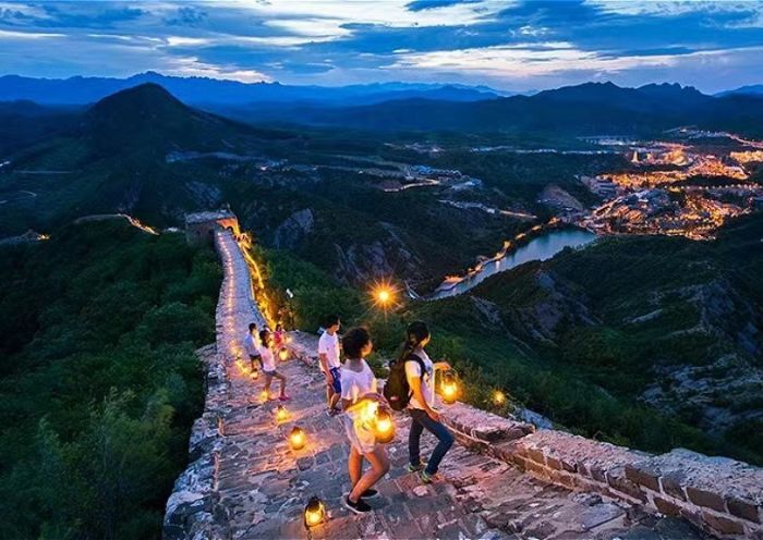 La Vista Nocturna de la Gran Muralla en Simatai