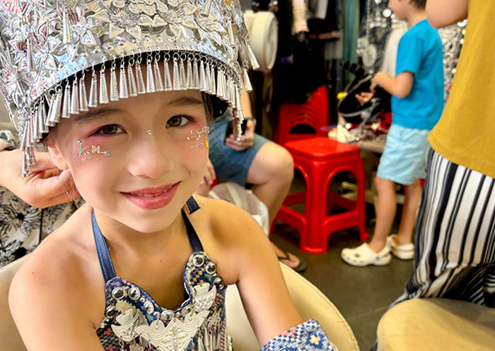 Prueba el traje étnico Miao en Fenghuang