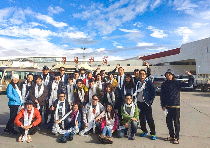 Dar una cálida bienvenida a nuestros queridos huéspedes en el Aeropuerto de Lhasa. Lhasa Airport
