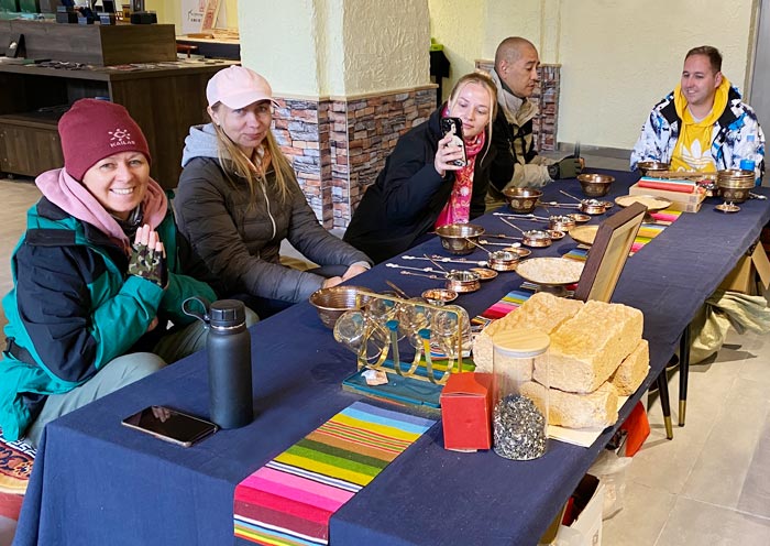 Nuestros Huéspedes Aprenden a Hacer Incienso Tibetano Lhasa Traditional Handicraft Art Center