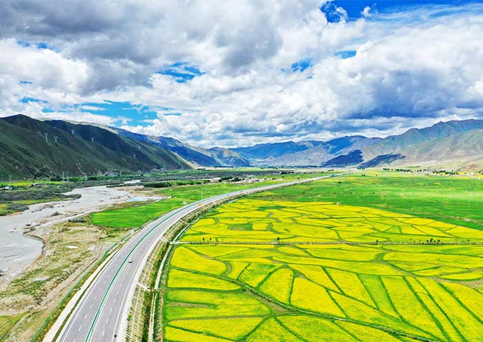 Carretera Lhasa-Nyingchi con paisajes impresionantes Lhasa-Nyingchi Highway with breathtaking landscapes