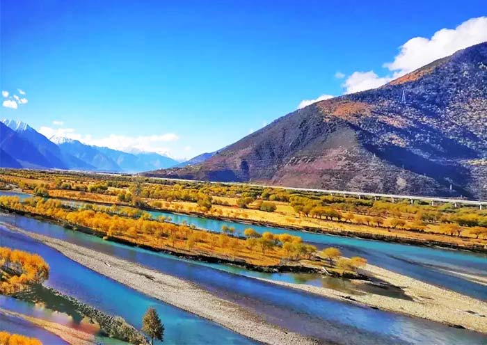 La carretera Lhasa-Nyingchi, conocida por su impresionante belleza natural. Lhasa-Nyingchi Highway known for its stunning natural beauty