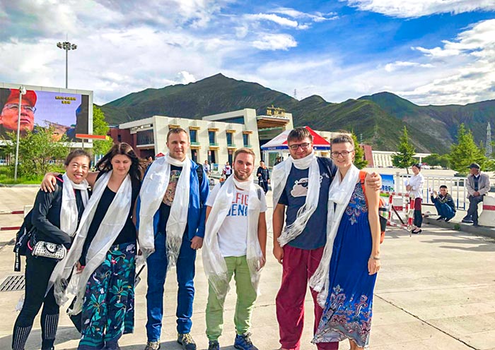 Dar la bienvenida a nuestros queridos huéspedes con Hada en la Estación de Trenes de Lhasa Lhasa Train Station