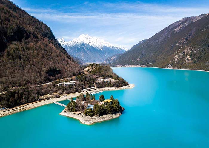 Lago Basumtso, impresionante lago alpino en Nyingchi Basumtso Lake, stunning alpine lake in Nyingchi