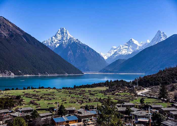 El idílico Lago Basumtso en Nyingchi Idyllic Basumtso Lake in Nyingchi