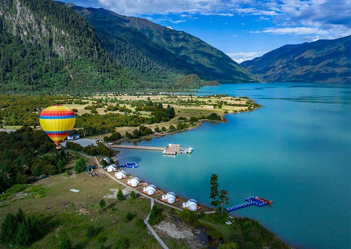El Lago Basumtso es celebrado por su encanto pintoresco. Basumtso Lake is celebrated for its picturesque beauty