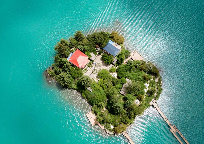 Isla Tashi del Lago Basumtso, Nyingchi Tashi Island of Basumtso Lake, Nyingchi
