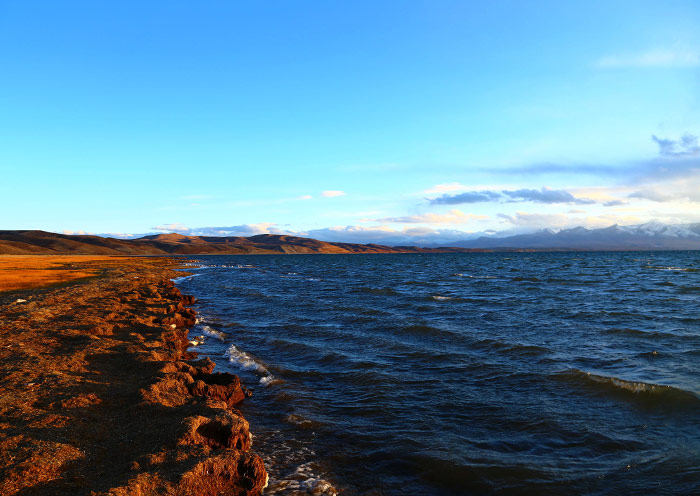 Permanece al lado del Lago Manasarovar en la tarde puesta. Lake Manasarovar in the Late Afternoon